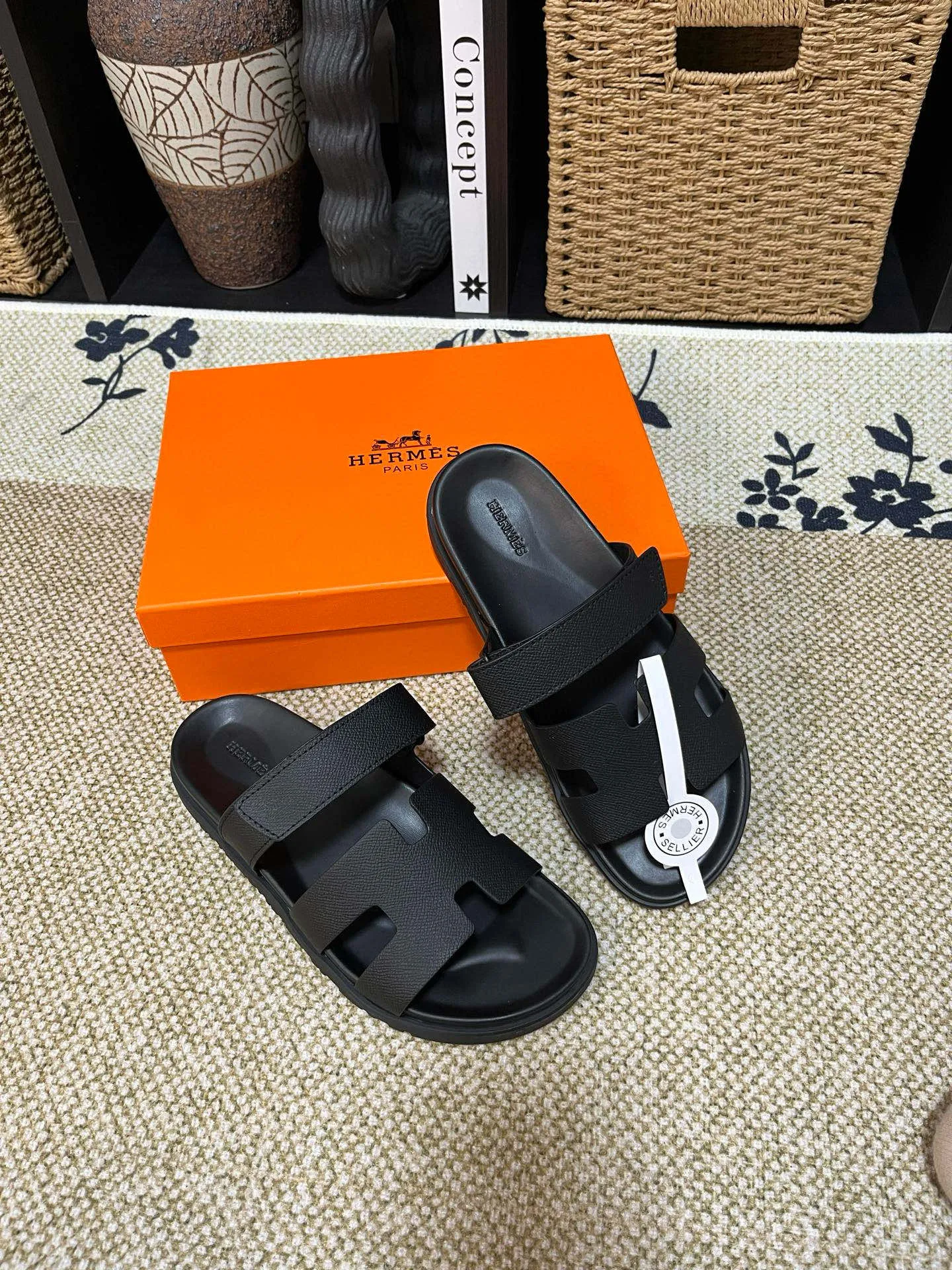 P300 Long-term stock Hermes men’s Kazimir slippers for couples - top quality woven calfskin functional sandals with intertwined uppers inspired by the “H” iconic pattern to create a casual look, perfect for summer. Imported cowhide + cowhide lining + TUP outsole Size: 35-46